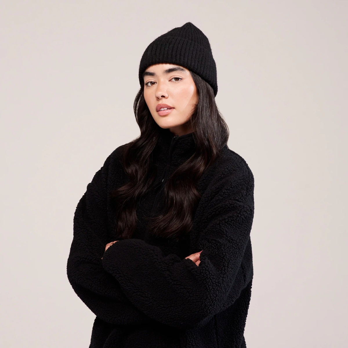 The Knit Beanie in Black — portrait-bras-croises