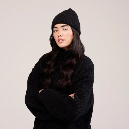 The Knit Beanie in Black — portrait-bras-croises