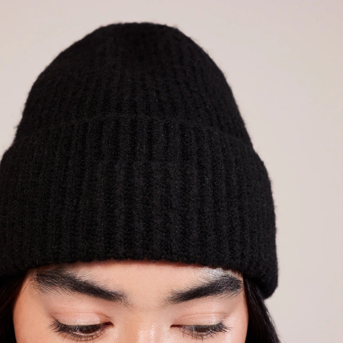 The Knit Beanie in Black — detail-bonnet-doublon