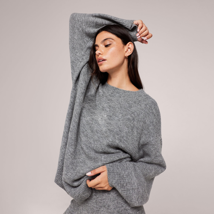 The Oversized Knit Jumper — Grey — portrait-bras-leve