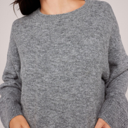 The Oversized Knit Jumper — Grey — detail-poitrine