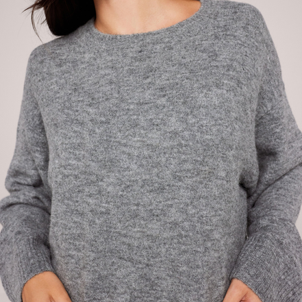 The Oversized Knit Jumper — Grey — detail-poitrine