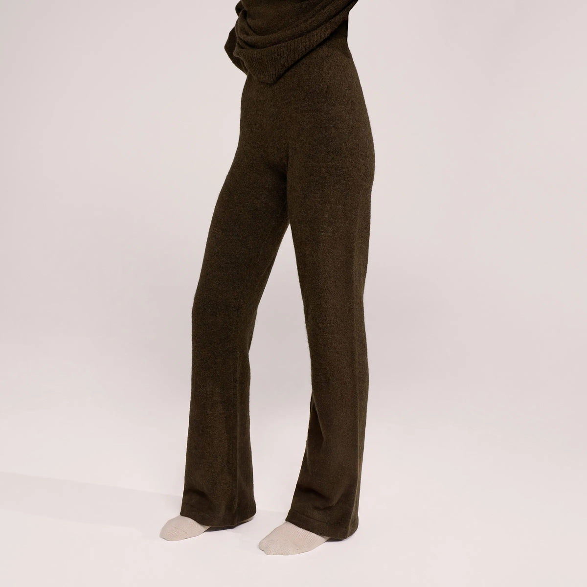 The Wide-Leg Knit Trousers — Deep Olive — jambes-face-principale