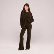 The Wide-Leg Knit Trousers — Deep Olive — silhouette-taille