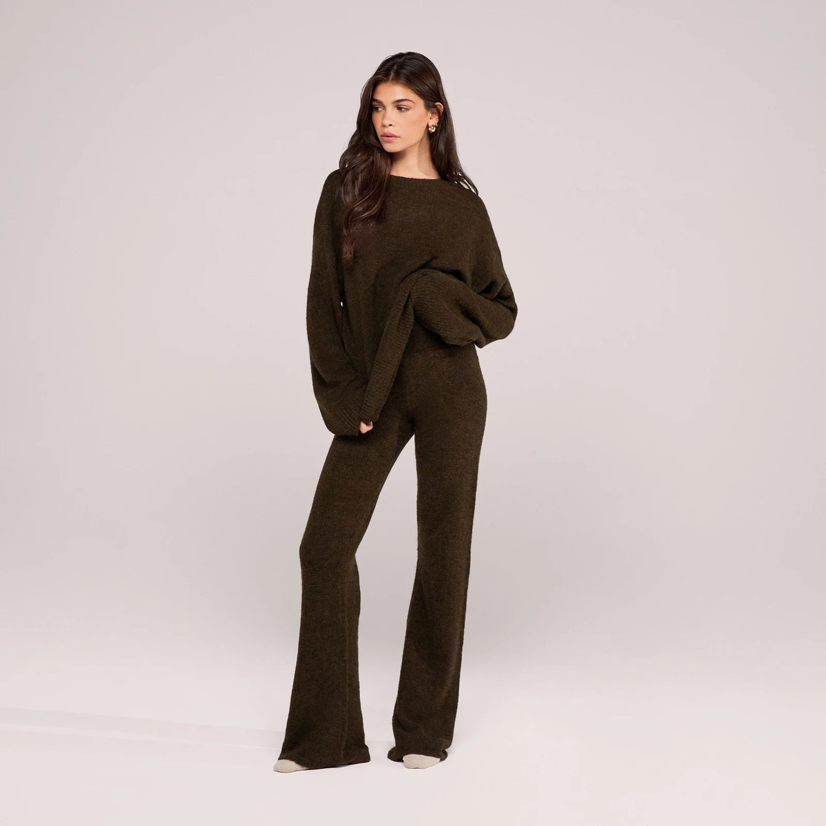 The Wide-Leg Knit Trousers — Deep Olive — silhouette-taille