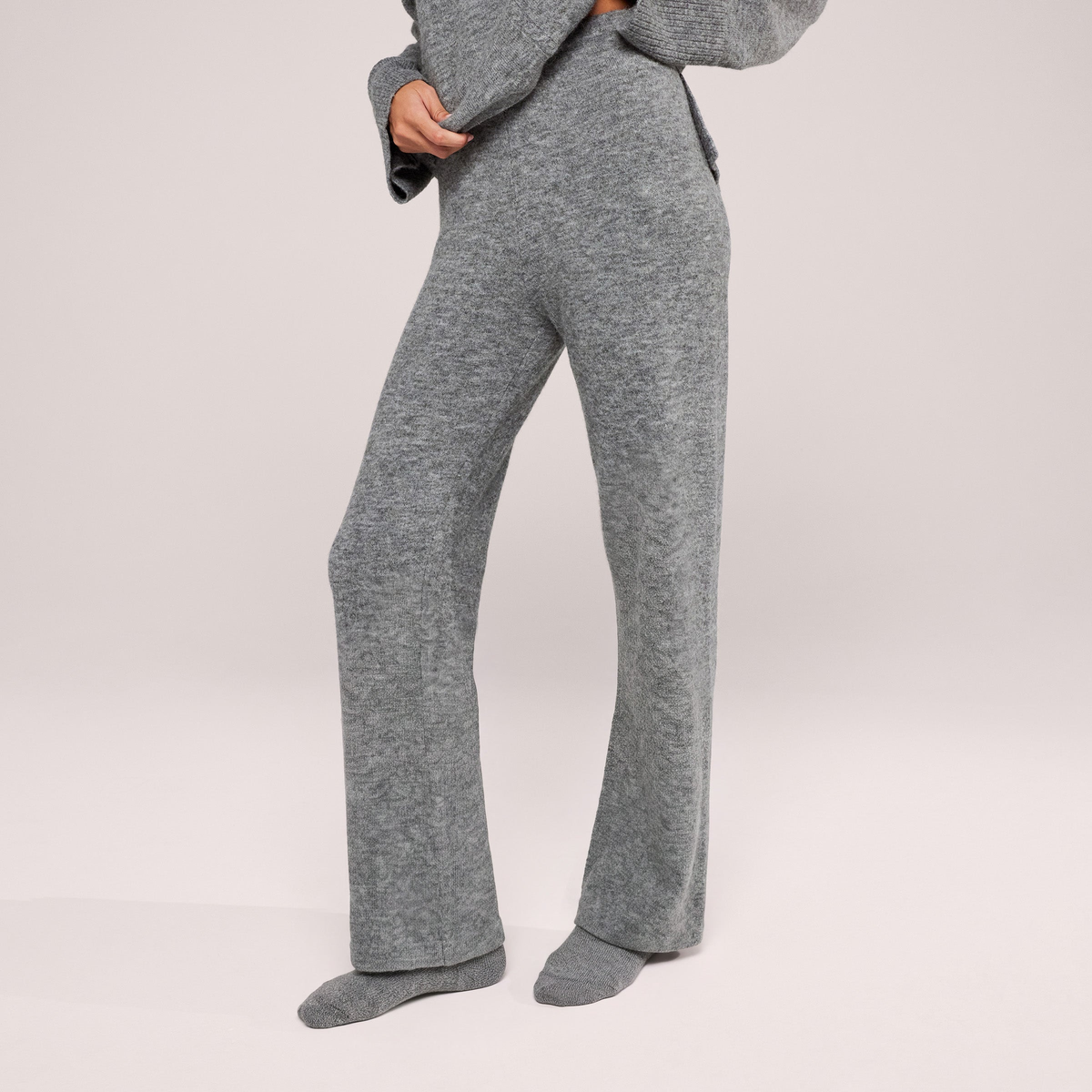 The Wide-Leg Knit Trousers — Grey — jambes-face
