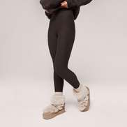 The Thermal Legging — Black Coffee — detail-jambes